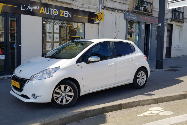 PEUGEOT 208