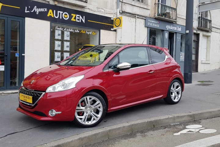 PEUGEOT 208